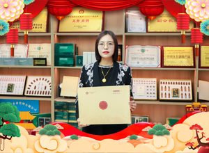 一馬當先創(chuàng)大業(yè)，萬馬奔騰譜新篇！艾暖昕祝大家馬年吉祥，前程似錦！