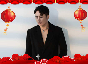 駿馬奔騰送吉祥，新春納福喜洋洋。精艷愿您新歲無憂，好運連連，心想事成！