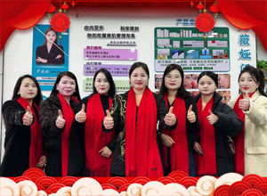 迎新春百福駢臻，乘駿馬萬事亨通，英薇婭化妝品愿您年年皆勝！